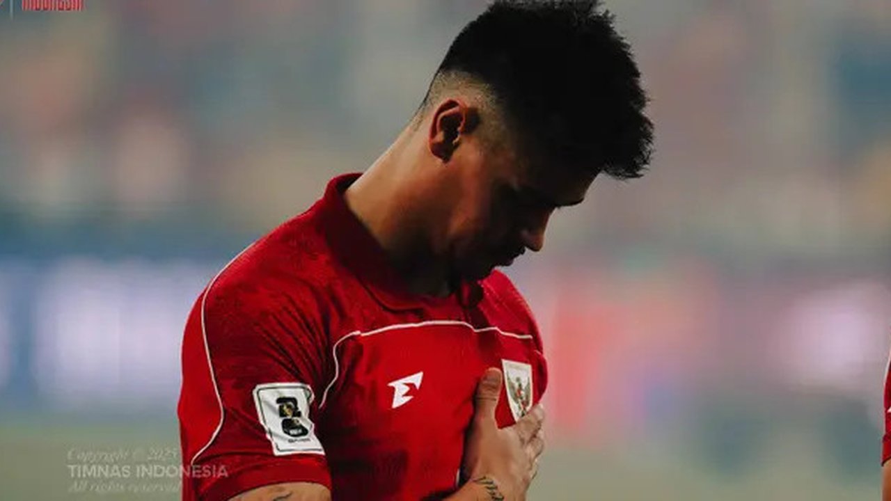 Bek Timnas Indonesia, Mees Hilgers menyanyikan lagu Indonesia Raya sebelum laga melawan Timnas Australia di Sydney Football Stadium, Kamis (20/3/2025). (Dok. PSSI)