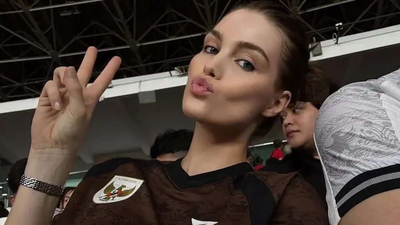 Luna Bijl, pacar Maarten Paes, nonton pertandingan kualifikasi Piala Dunia 2026 antara Timnas Indonesia vs Bahrain di SUGBK, 25 Maret 2025. (dok. Instagram @lunabijl/https://www.instagram.