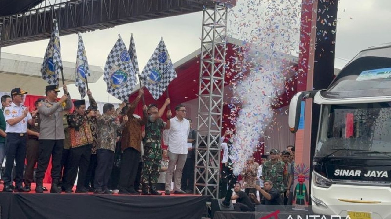 Gubernur DKI Jakarta, Pramono Anung, melepas 26 ribu peserta Mudik Gratis 2025 menuju 20 kota di 6 provinsi, dengan dukungan BUMD, Baznas, dan perusahaan swasta.