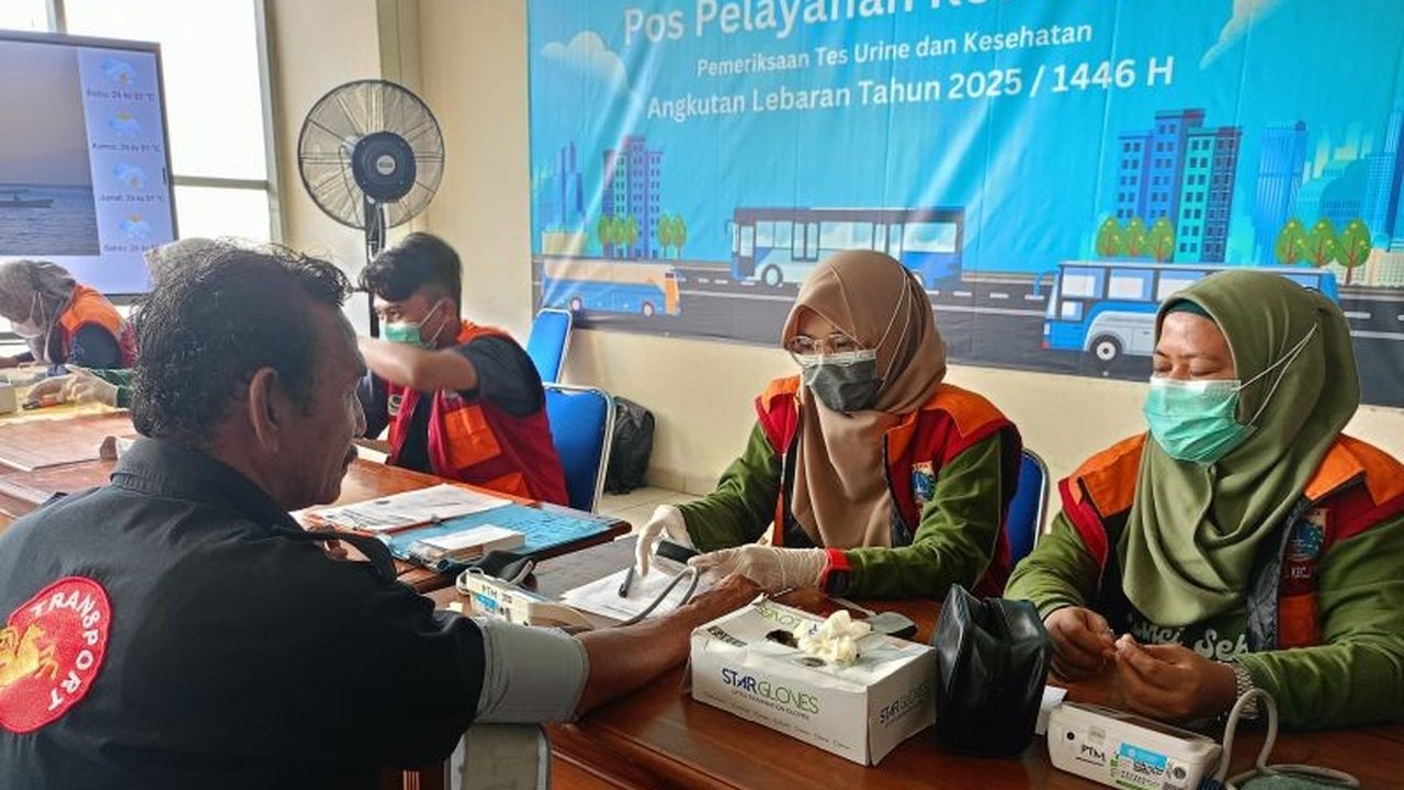 Pemeriksaan kesehatan di Terminal Pulo Gebang mengungkap delapan sopir bus dinyatakan tidak layak mengemudi karena masalah kesehatan seperti gula darah dan tekanan darah tinggi.