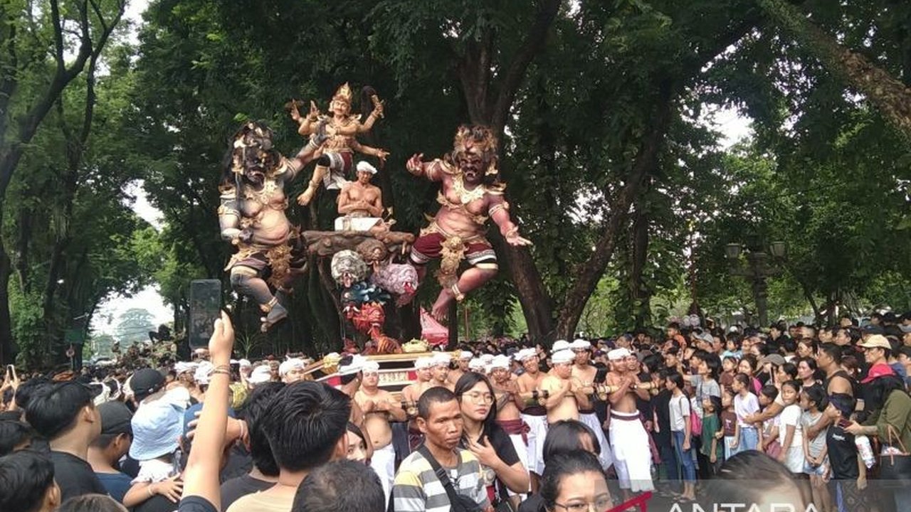 BMKG memprakirakan cuaca berawan hingga hujan disertai petir di Bali saat pawai ogoh-ogoh Nyepi, terutama pada siang hingga sore hari.
