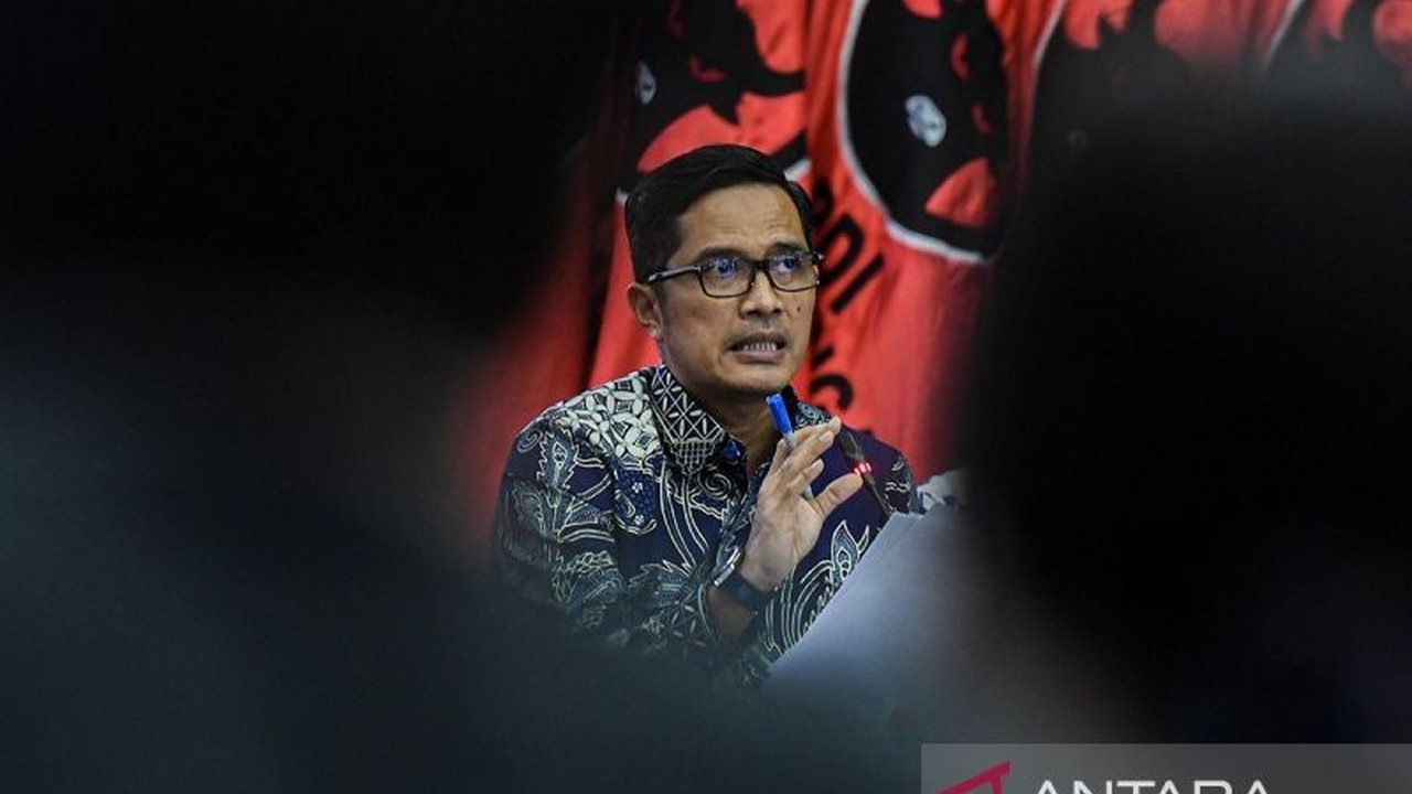 Mantan Jubir KPK, Febri Diansyah, memenuhi panggilan penyidik KPK sebagai saksi dalam kasus suap Harun Masiku dan Donny Tri Istiqomah, setelah menghadiri sidang Hasto Kristiyanto.