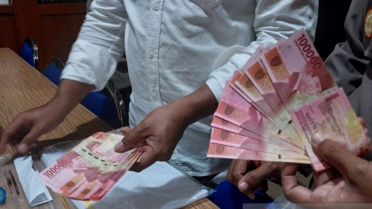 Jelang Idul Fitri, Polres Batu berhasil menggagalkan peredaran uang palsu senilai Rp14,9 juta yang dilakukan oleh tiga pelaku asal Blitar, Jawa Timur.