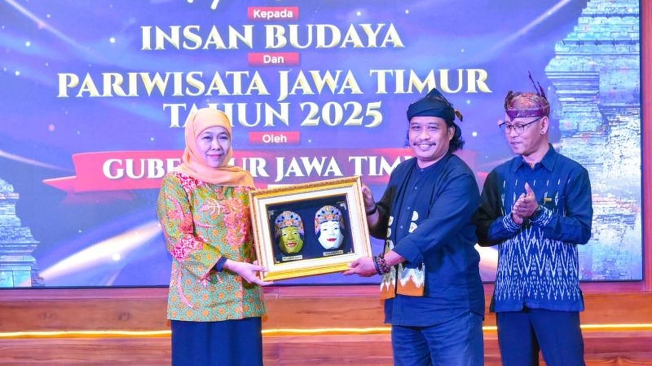 Gubernur Khofifah memberikan apresiasi dan tunjangan kepada 1000 seniman dan 148 juru pelihara cagar budaya Jawa Timur, mendorong pelestarian budaya dan peningkatan pariwisata.