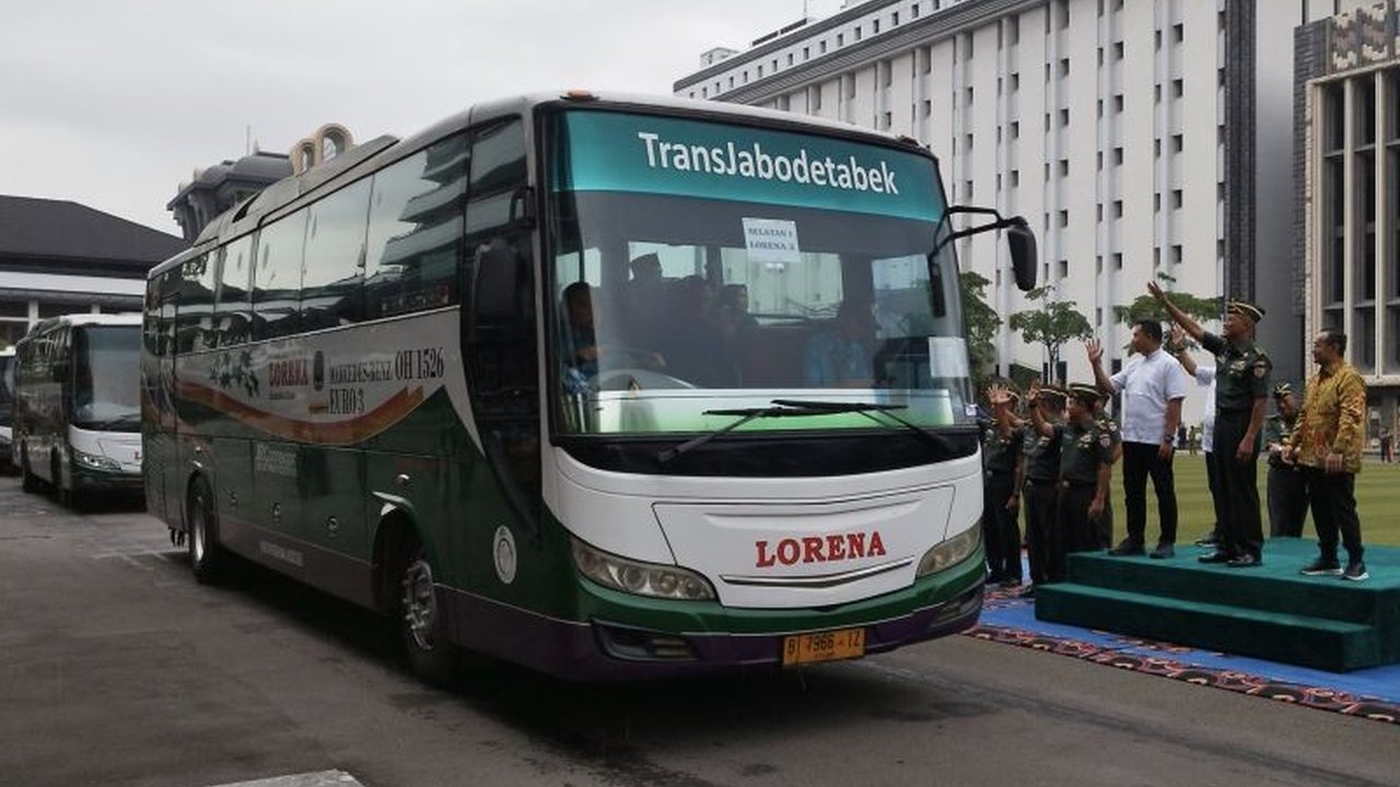 Mabes TNI AD memberangkatkan 35 bus untuk mudik bersama Lebaran 2025, dengan total peserta mencapai 1.467 orang yang terdiri dari prajurit, keluarga, dan mahasiswa.