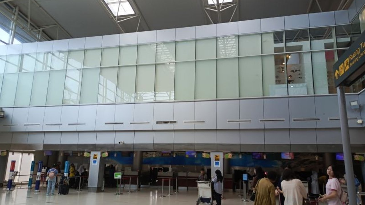 Bandara Depati Amir Pangkalpinang memprediksi puncak arus mudik Lebaran akan terjadi pada H-3, Jumat (28/3), dengan lonjakan penumpang hingga 6000 orang, didorong oleh perayaan Cheng Beng.