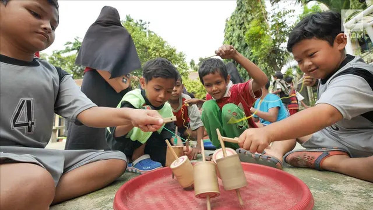 Anak-anak bermain permainan tradisional gasing di RPTRA Melati Duri Pulo, Jakarta, Sabtu (13/10). Traditional Games Returns (TGR) mengampanyekan permainan tradisional dengan mengusung tema 