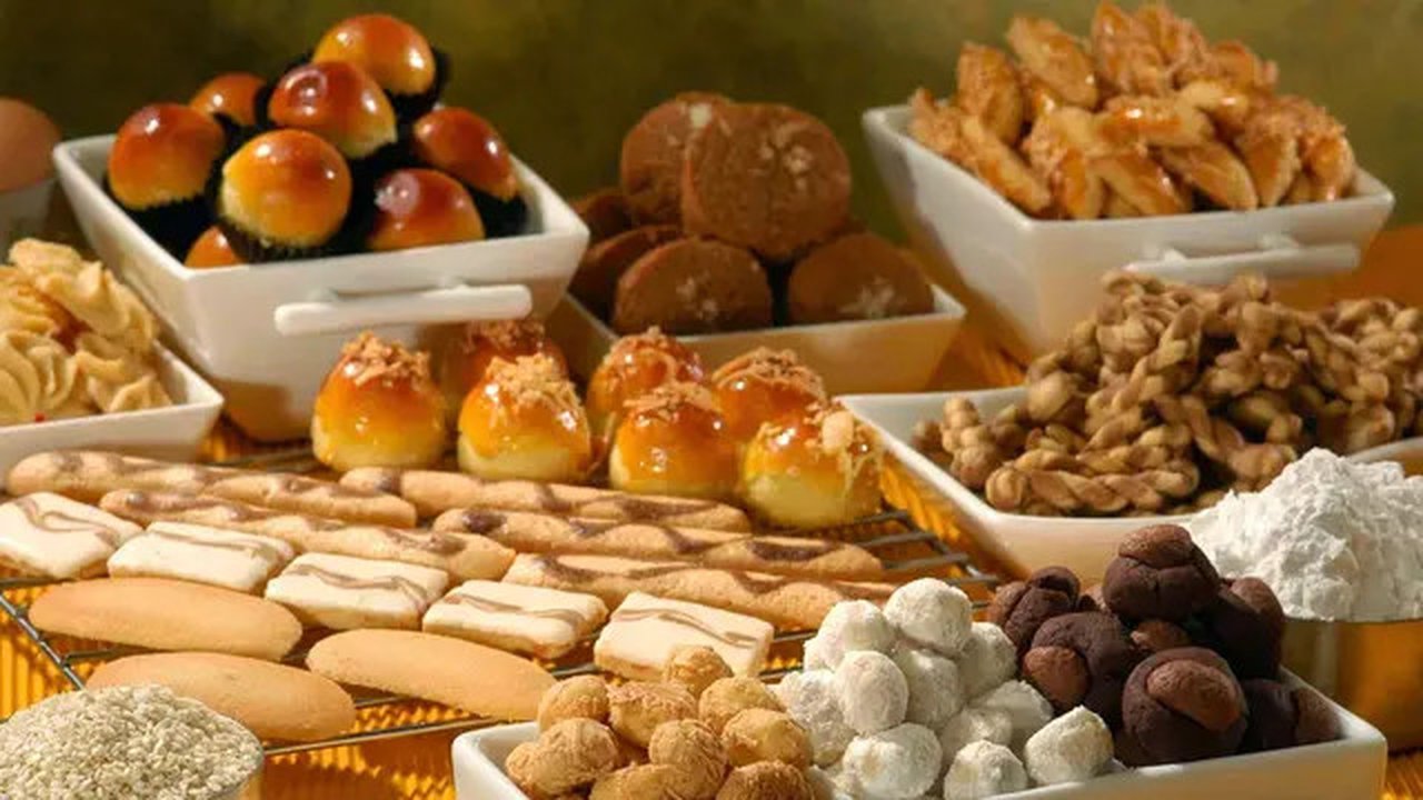 Setelah menikmati aneka sajian utama seperti ketupat dan teman-temannya, maka sajian berikutnya yang tidak boleh ketinggalan saat Hari Raya Lebaran Idul Fitri adalah cemilan seperti kue ke