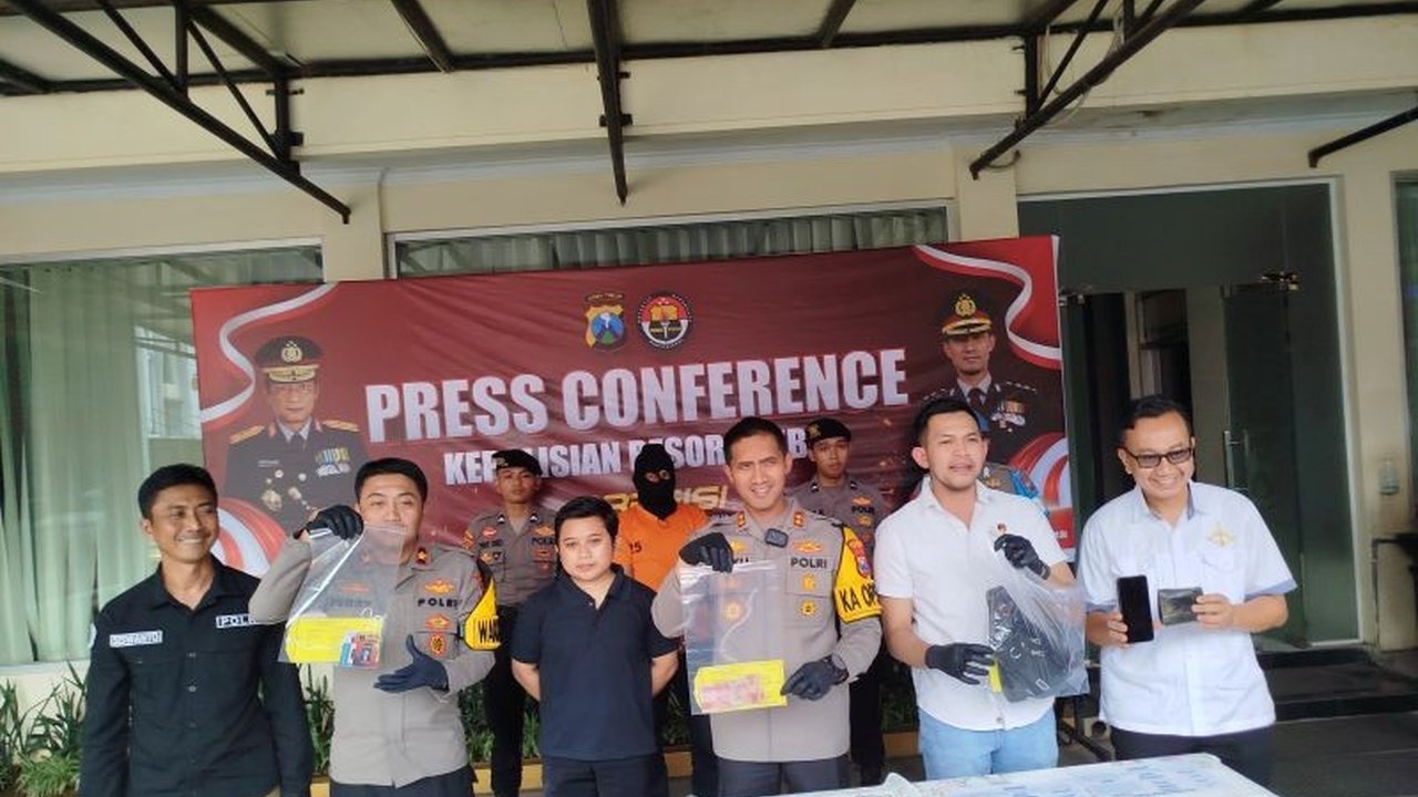 Polres Jember menangkap pelaku pemerasan yang mengaku wartawan dan meminta THR kepada kepala desa di Kecamatan Sukowono; pelaku terancam hukuman penjara.