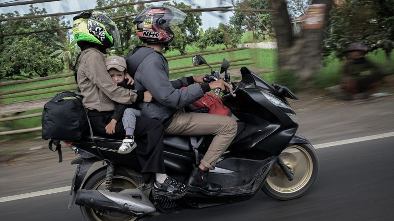 Kepala Promosi Keselamatan Berkendara Wahana Honda dan Korps Lalu Lintas Polri memberikan imbauan penting tentang keselamatan berkendara bagi pemudik yang membawa anak kecil menggunakan sepeda motor selama mudik Lebaran.