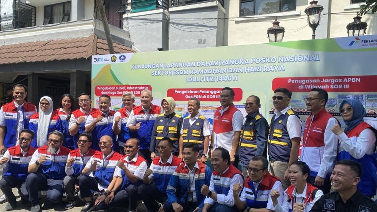 Menteri ESDM Bahlil Lahadalia umumkan program masif penggunaan gas bumi rumah tangga untuk menekan biaya dan impor LPG, kendati masih minimnya jaringan pipa gas menjadi tantangan.