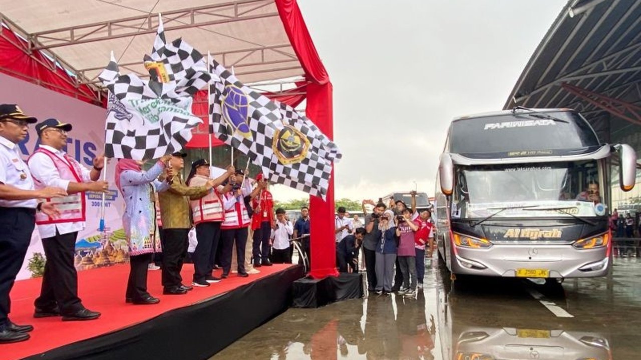 Kemenhub memberangkatkan 512 bus mudik gratis untuk 21.536 pemudik dari Jakarta ke 31 kota, sebagai upaya meringankan beban masyarakat jelang Lebaran 2025.