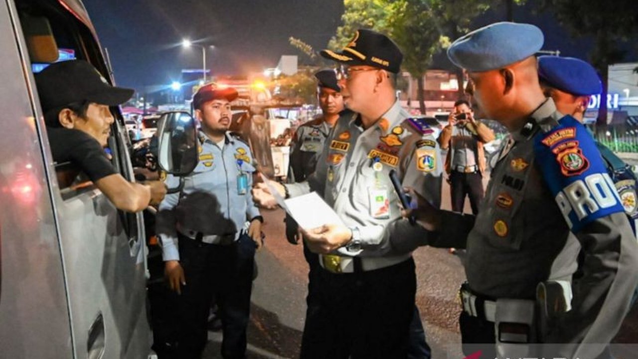 Suku Dinas Perhubungan Jakarta Timur menindak lima travel gelap yang beroperasi tanpa izin menjelang Lebaran 2025, memberikan edukasi kepada masyarakat untuk menggunakan transportasi resmi.