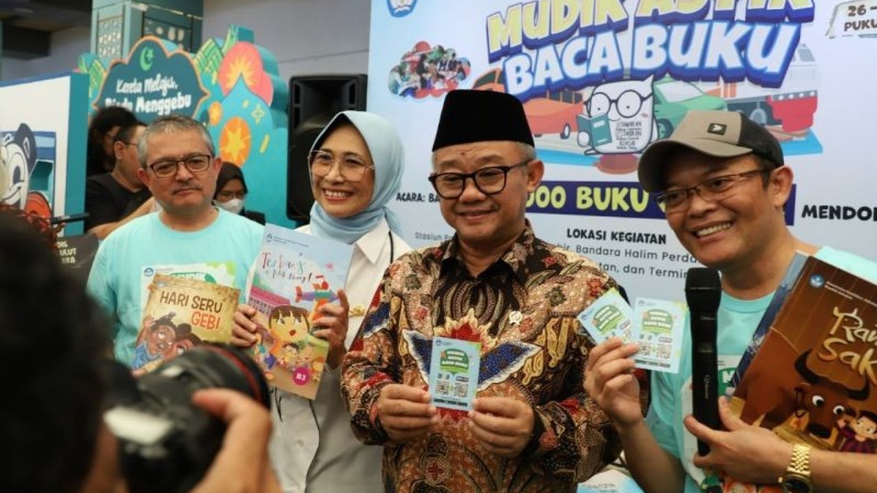 Perpustakaan Nasional (Perpusnas) membagikan 20.000 buku gratis untuk pemudik di enam lokasi di Jakarta dalam rangka meningkatkan minat baca, khususnya pada anak-anak.