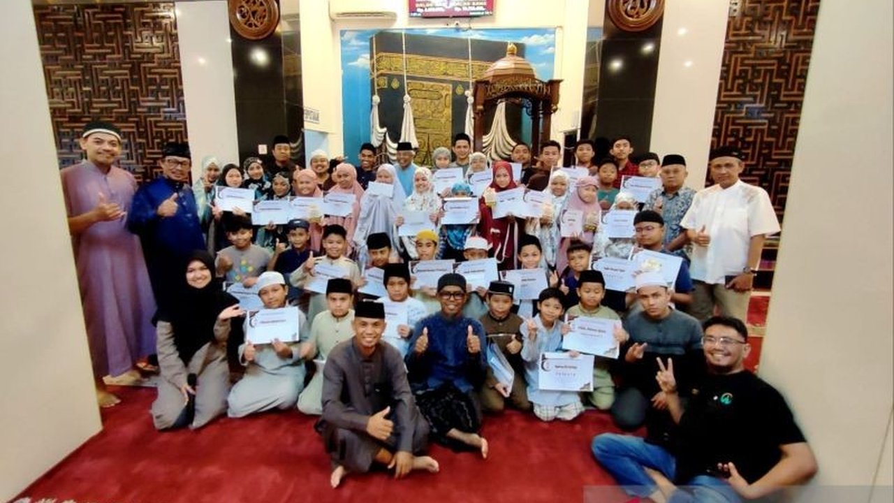 Masjid Jabal Rahmah Makassar meriahkan Ramadhan dengan berbagai lomba keagamaan, diikuti anak-anak hingga dewasa, bertujuan meningkatkan keimanan dan silaturahmi.