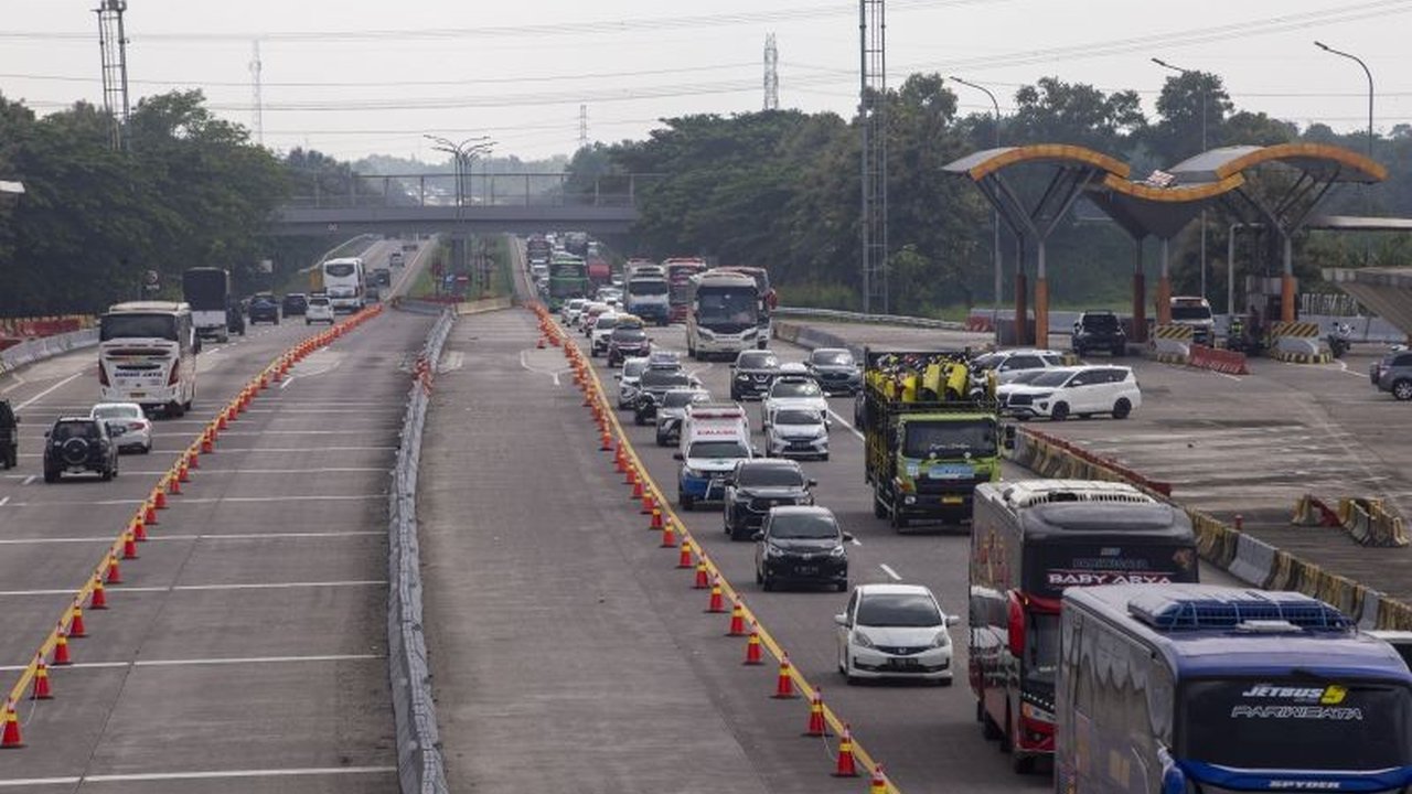 Korlantas Polri memberlakukan contra flow di Tol Cipali untuk mengatasi kepadatan lalu lintas pemudik yang meningkat signifikan menjelang libur Lebaran.