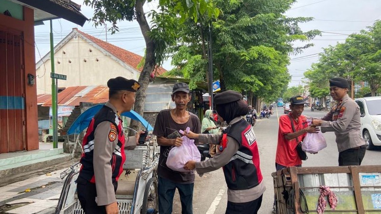 Kepolisian Resor Kota Banyuwangi berbagi sembako kepada warga kurang mampu seperti tukang becak dan pemulung saat patroli pengamanan arus mudik Lebaran 2025, sebagai wujud kepedulian Polri.