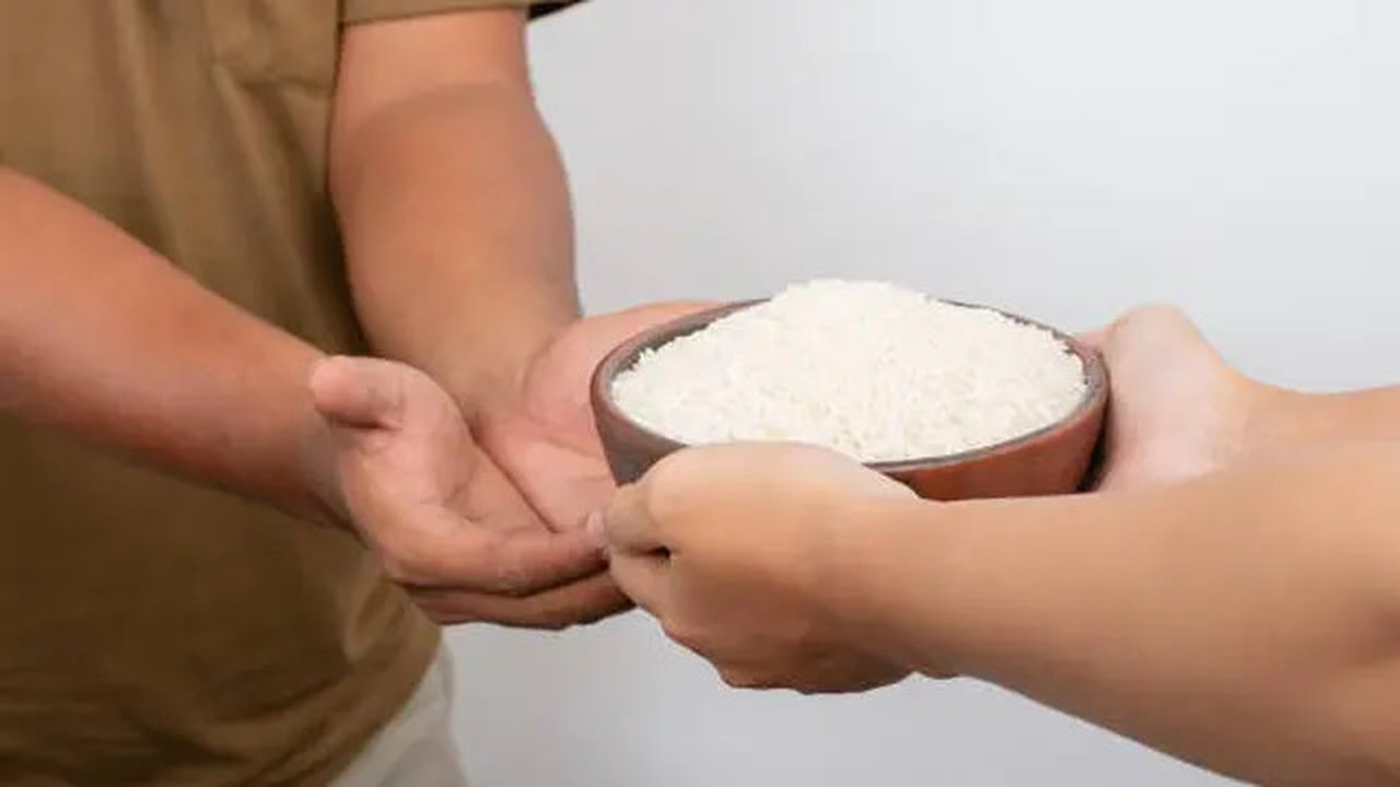 Zakat fitrah merupakan zakat yang dikeluarkan sebagai bentuk pembersihan diri sekaligus untuk membantu kelompok yang kurang beruntung.