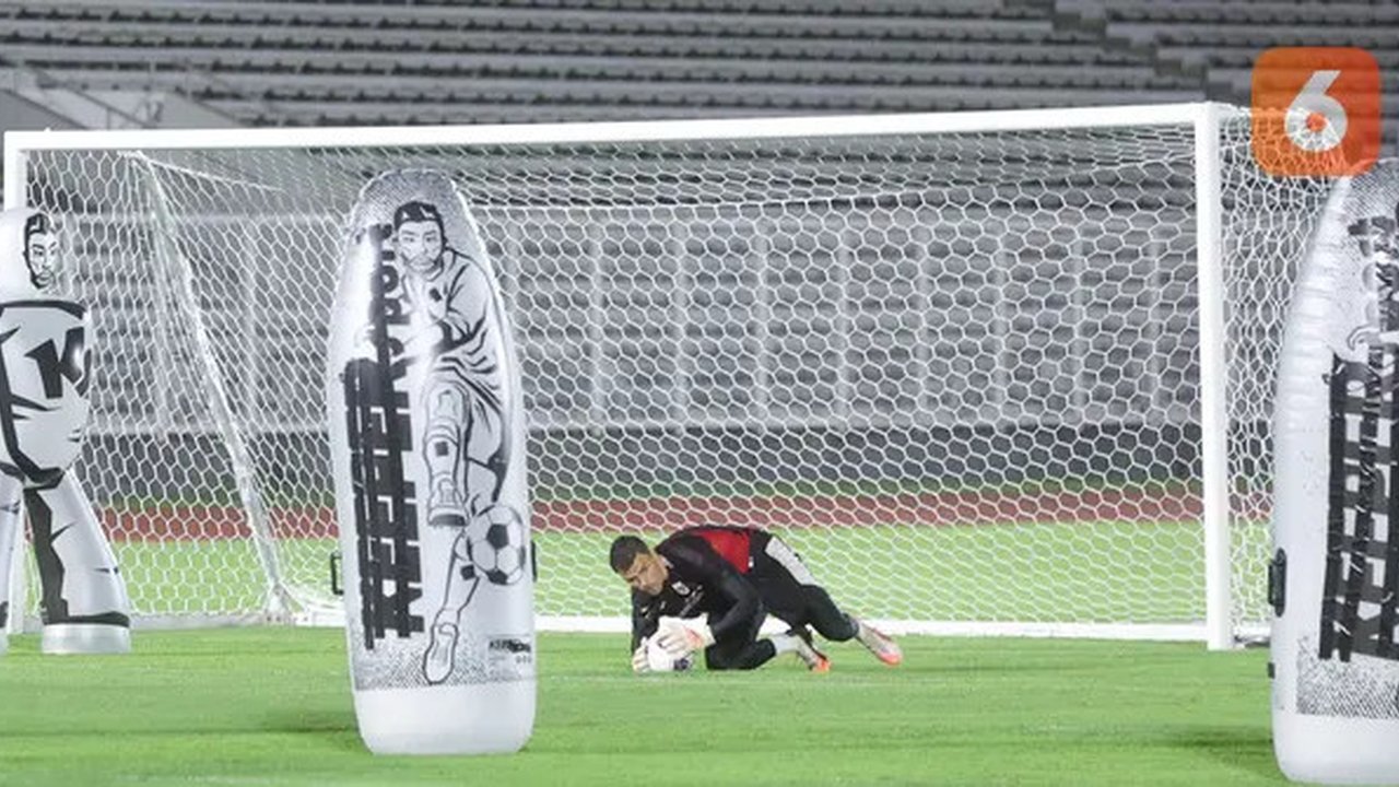 Kiper Timnas Indonesia, Emil Audero Mulyadi, berusaha menangkap bola saat sesi latihan jelang lawan Bahrain di Stadion Madya, Jakarta, Minggu (23/3/2025). (Bola.com/M Iqbal Ichsan)