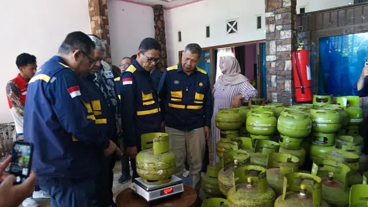 Wakil Menteri Energi dan Sumber Daya Mineral (ESDM) Yuliot meninjau ke sejumlah sarana dan fasilitas (sarfas) Pertamina. Diantaranya Integrated Terminal (IT) Teluk Kabung, Pangkalan LPG 3 Kg