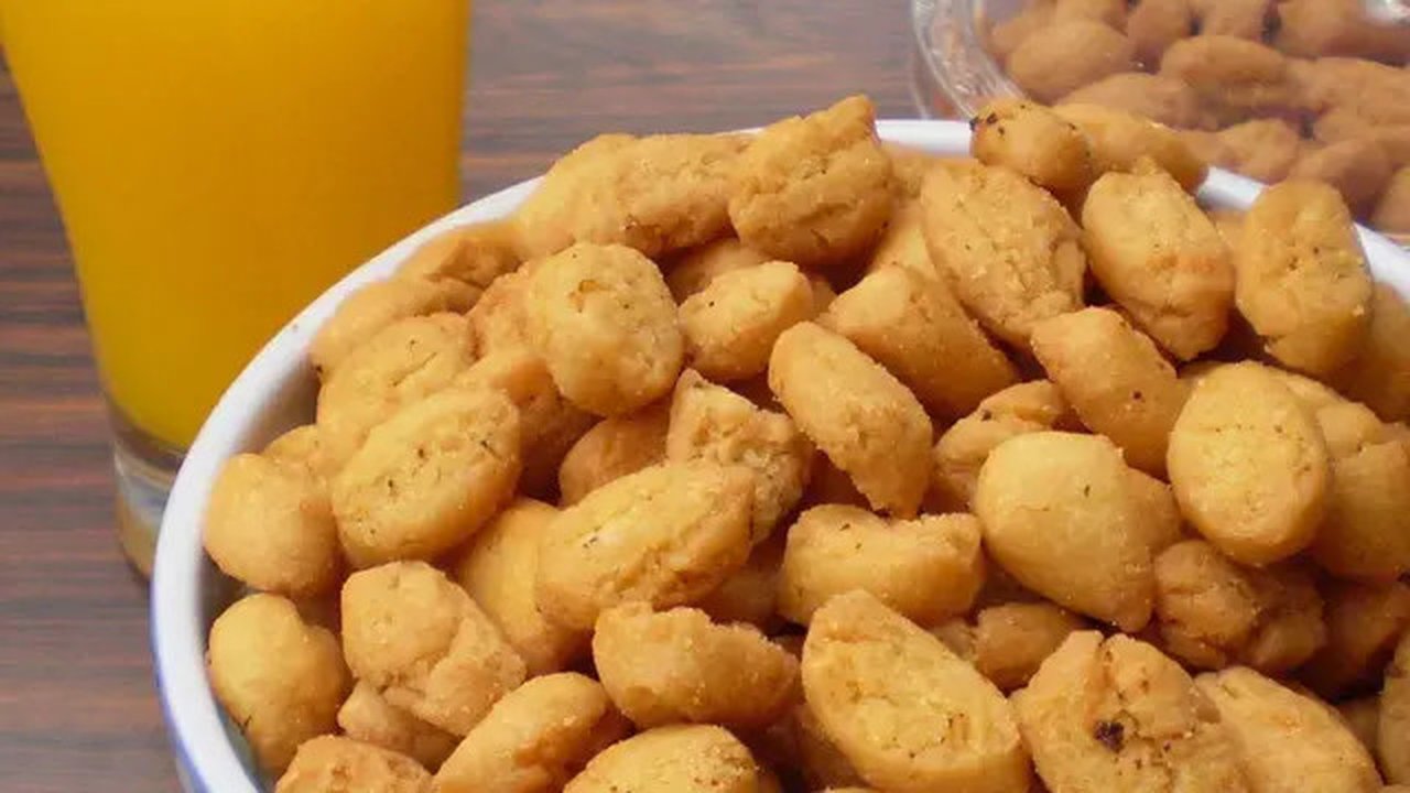 Biji Ketapang sangat popular di Jakarta dan menjadi kue yang selalu hadir saat Lebaran. Warnanya kecoklatan dan rasanya gurih. Kadang kala jika salah membuatnya rasanya bisa sekeras batu. (Is
