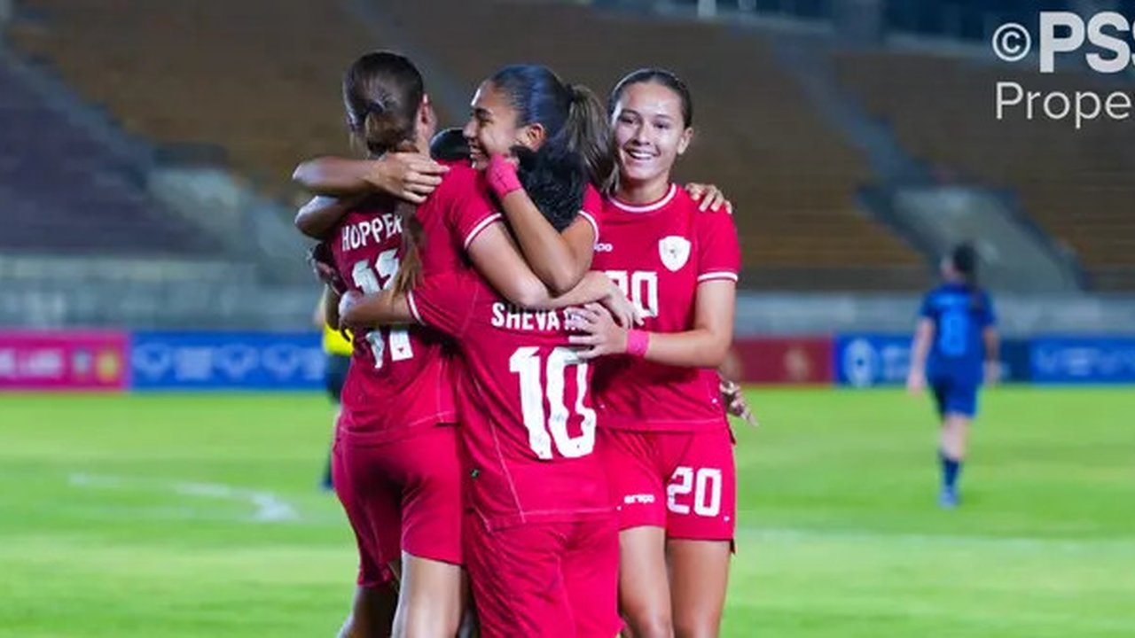 Pemain Timnas Indonesia Putri melakukan selebrasi setelah mencetak gol ke gawang Kamboja pada laga final Piala AFF Wanita 2024 di New Laos National Stadium, Vientiane, Kamis (05/12/2024) mala