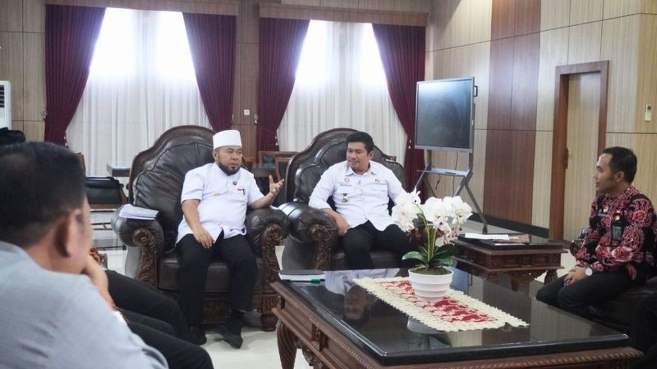 Gubernur Bengkulu, Helmi Hasan, berkomitmen menyelesaikan pembangunan infrastruktur di Bengkulu Utara dalam tiga tahun ke depan dengan anggaran Rp600 miliar per tahun, mencakup jalan, jembatan, irigasi, dan sektor lainnya.