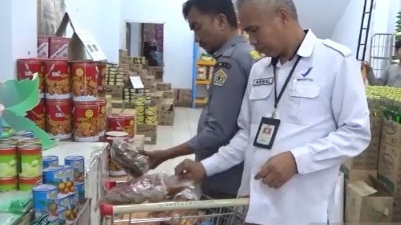 Balai POM Kendari sita puluhan produk makanan berbahaya di swalayan, termasuk kerupuk bawang dengan sertifikasi ganda, buah kaleng kemasan rusak, dan maizena izin edar kadaluarsa, demi keamanan konsumen jelang Lebaran 2025.
