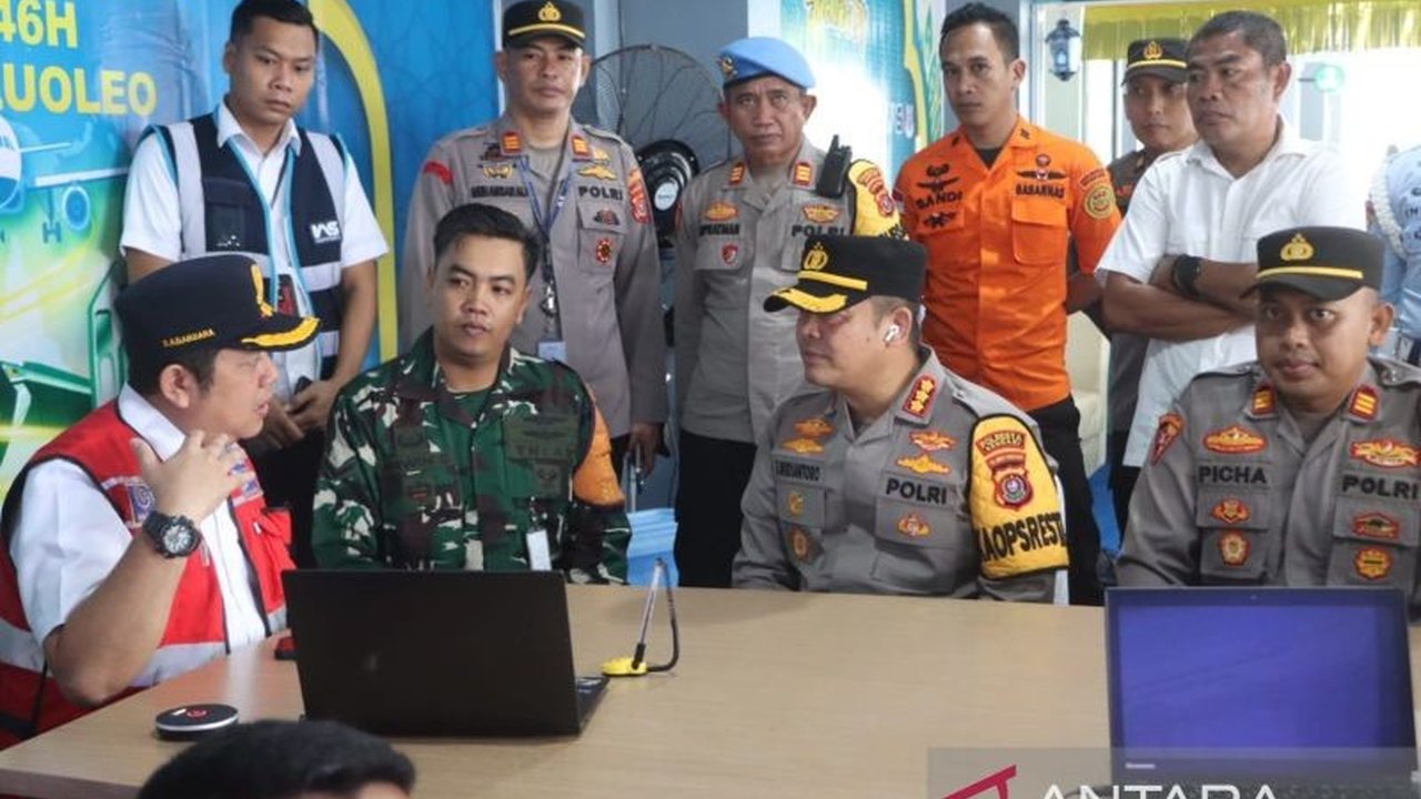 Kapolresta Kendari, Kombes Pol Eko Widiantoro, meninjau kesiapan pengamanan di pos terpadu mudik Lebaran di Bandara Haluoleo, memastikan keamanan, kenyamanan, dan kelancaran arus mudik Idul Fitri 1446 H.