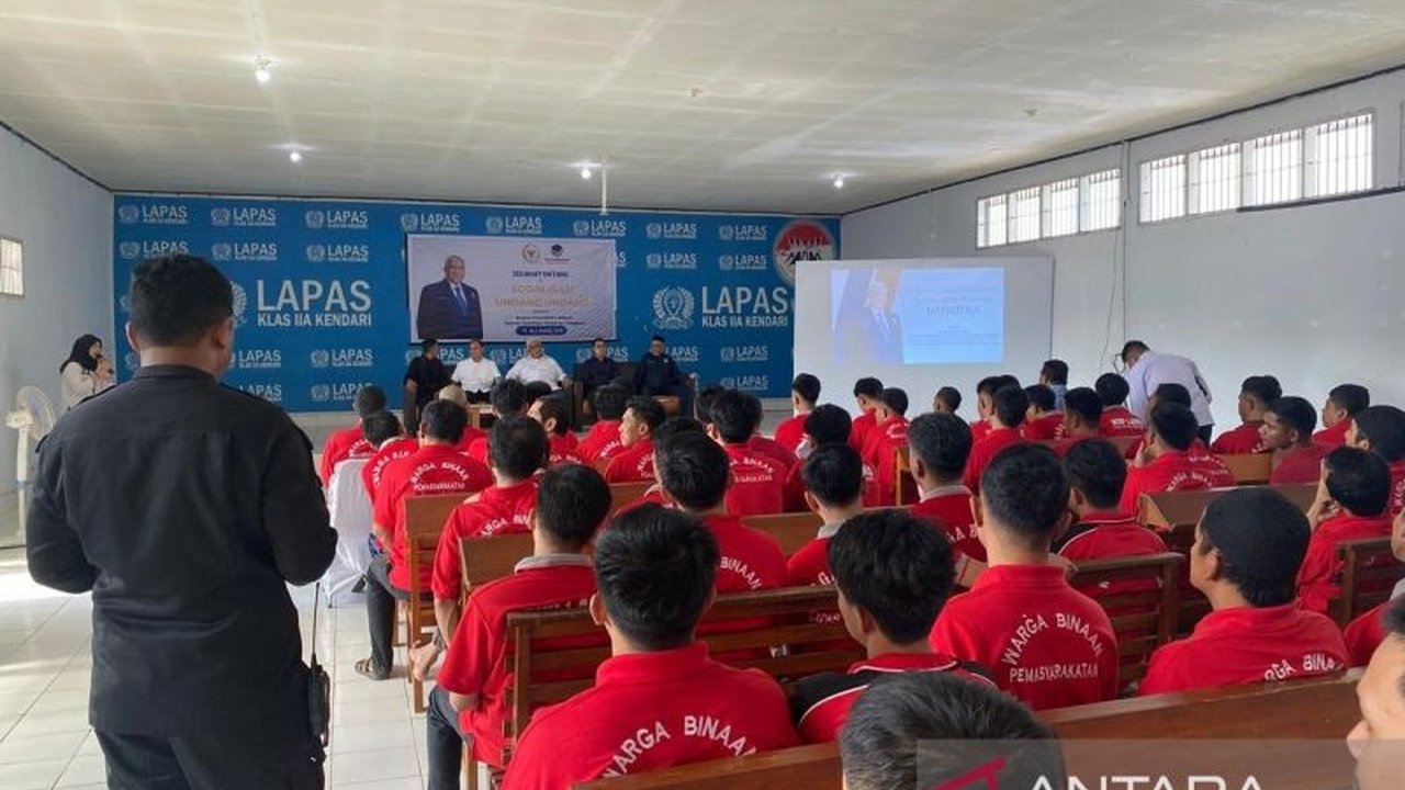 Anggota DPR RI Ali Mazi melakukan sosialisasi UU Narkotika di Lapas Kendari dan menyoroti masalah overkapasitas yang memprihatinkan di lembaga pemasyarakatan tersebut.
