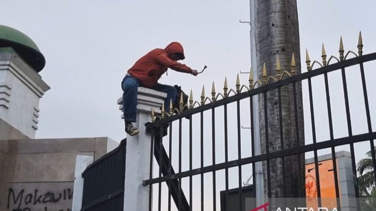 Koalisi Masyarakat Sipil menggelar aksi demonstrasi di depan Gedung DPR RI untuk menolak Undang-Undang TNI dan revisi UU Polri, Kamis (27/3), dengan pengamanan ketat dari 1824 personel gabungan.