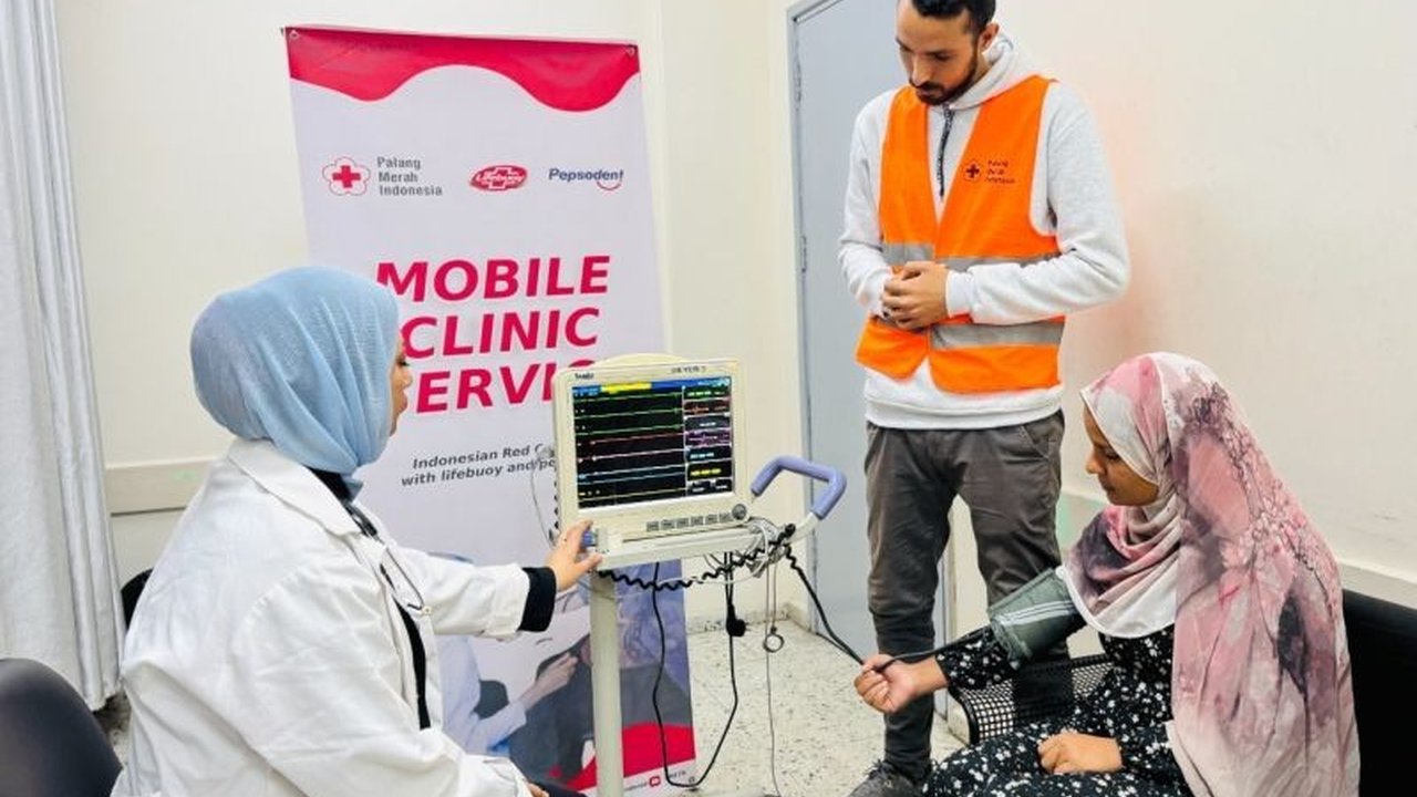 Palang Merah Indonesia (PMI) bersama mitra mengadakan klinik berjalan di Gaza Utara, Palestina, untuk mengatasi terbatasnya akses layanan kesehatan bagi warga yang tengah menghadapi kesulitan.