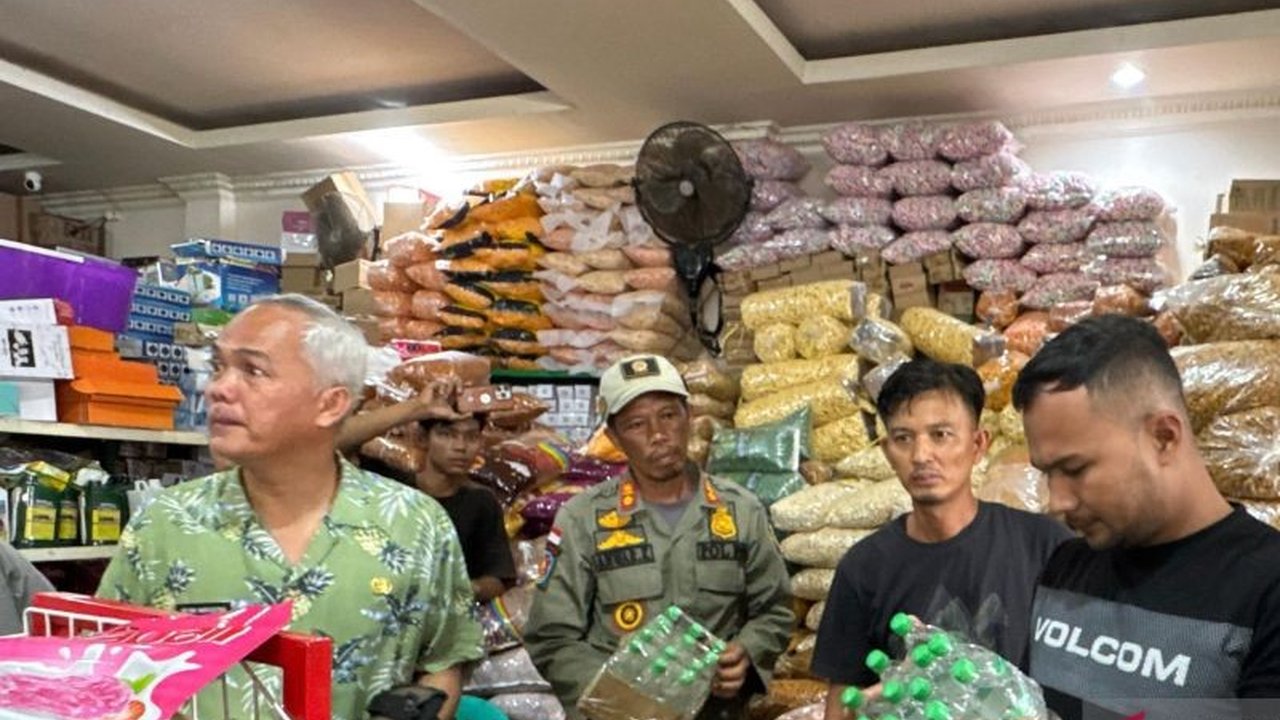 Tim gabungan di OKU, Sumsel, sidak toko yang diduga menjual minuman Fanta dan Sprite kedaluwarsa, menemukan satu botol kadaluarsa dan pemilik toko mengaku teledor dalam pengemasan.