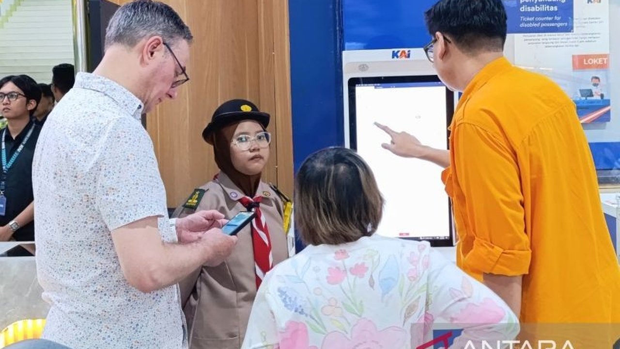 14 anggota Saka Bhayangkara diterjunkan untuk membantu pengamanan arus mudik Lebaran 2025 di Stasiun Gambir, Jakarta Pusat, memberikan rasa aman dan membantu pemudik.