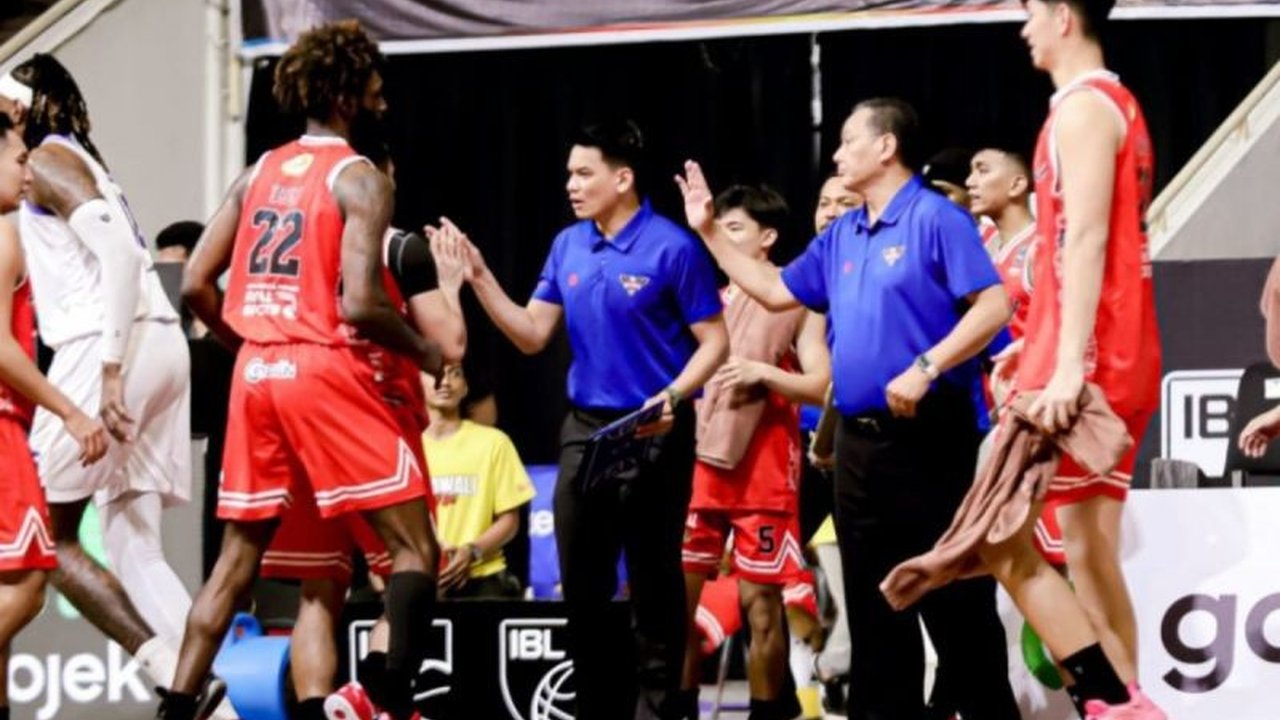 Pelatih Rajawali Medan, Arif Gunarto, senang dengan perkembangan pemain lokalnya yang mulai berkontribusi signifikan di IBL 2025, meskipun tim masih belum meraih kemenangan.