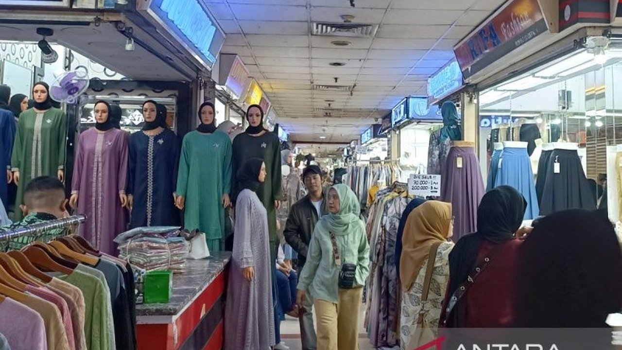 Penjualan baju Lebaran di Pasar Tanah Abang tahun ini lesu, meski tetap ramai, hal ini disebabkan oleh penurunan daya beli masyarakat.