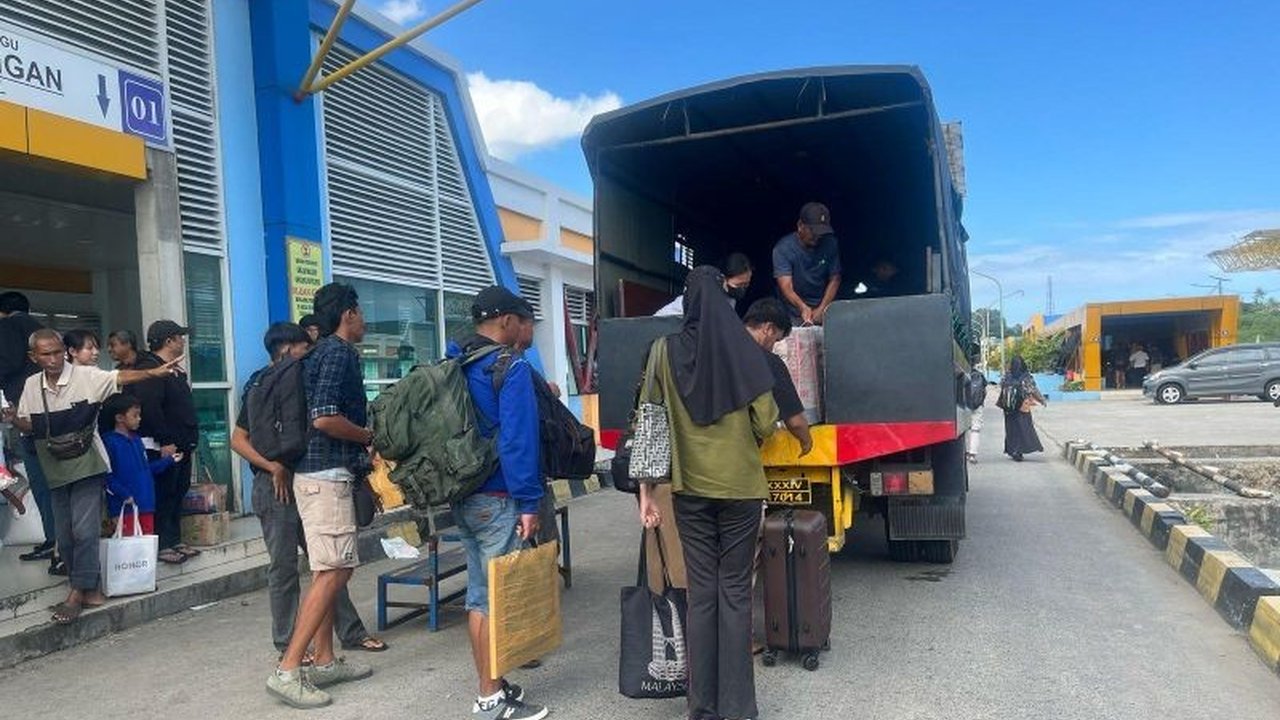 Brimob Kaltara Bantu Angkut Pemudik di Pelabuhan SDF Tarakan