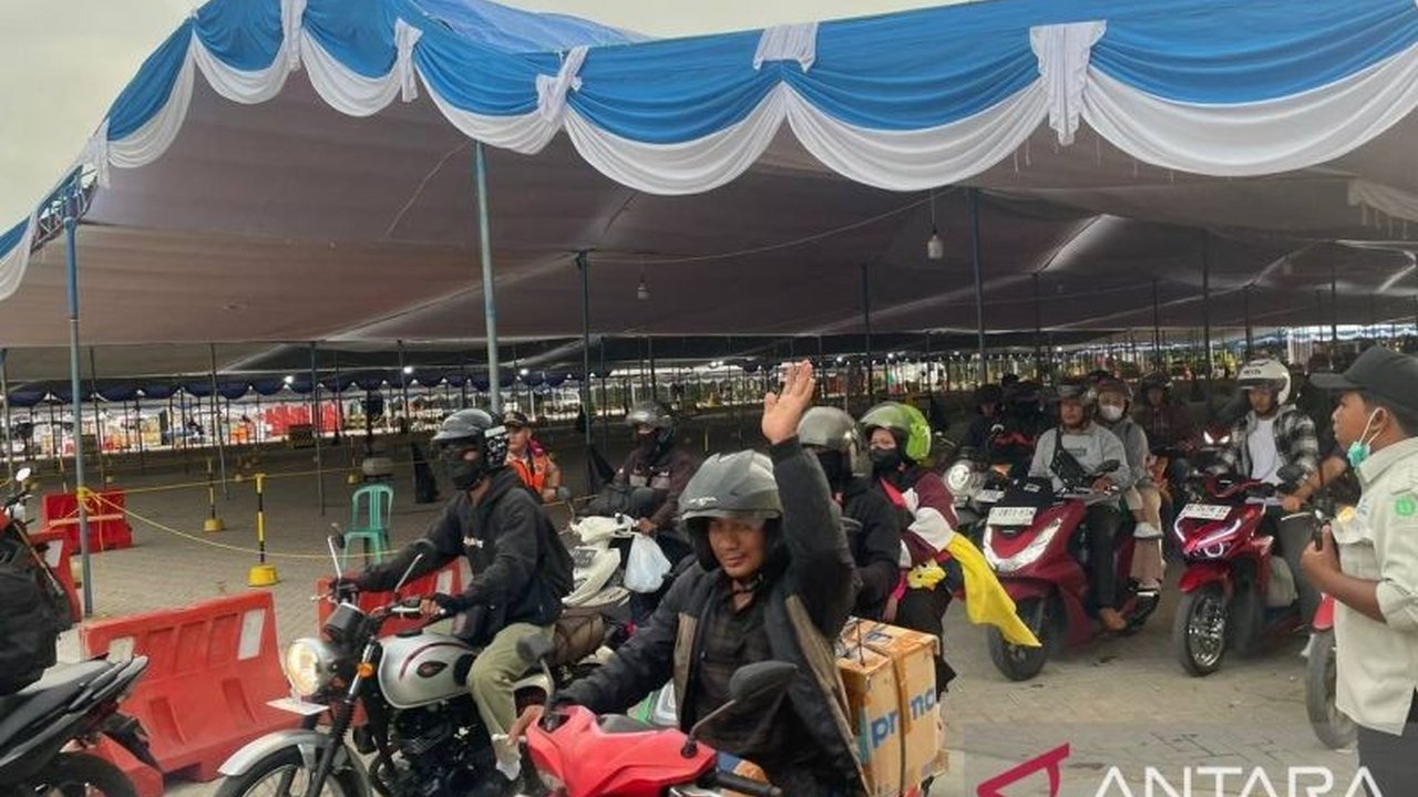 PT ASDP Indonesia Ferry memberikan toleransi kepada pemudik yang terjebak macet dan terlambat sampai di Pelabuhan Merak atau Ciwandan, tiket mereka tidak akan hangus.