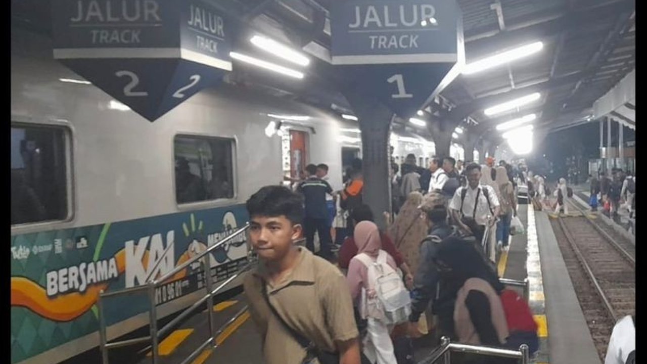 PT KAI Daop 9 Jember menambah satu kereta eksekutif pada KA Blambangan Ekspres untuk mengantisipasi lonjakan penumpang selama Lebaran 2025, dengan penjualan tiket telah mencapai 99 persen.
