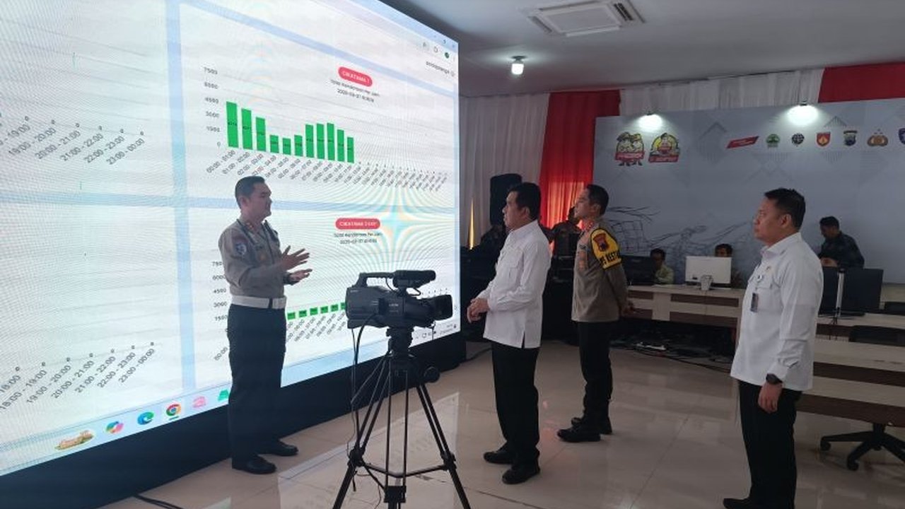 Deputi Kemenko Polkam pastikan arus mudik di Semarang aman dan lancar, meski volume kendaraan meningkat; sistem satu arah akan diterapkan jelang puncak mudik.