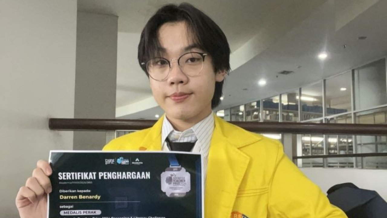 Mahasiswa Terapi Okupasi UI, Darren Benardy, raih medali perak dalam Indonesia Teacher Prize 2025 berkat metode pengajaran inovatifnya yang menggabungkan tren terkini dan sistem poin.