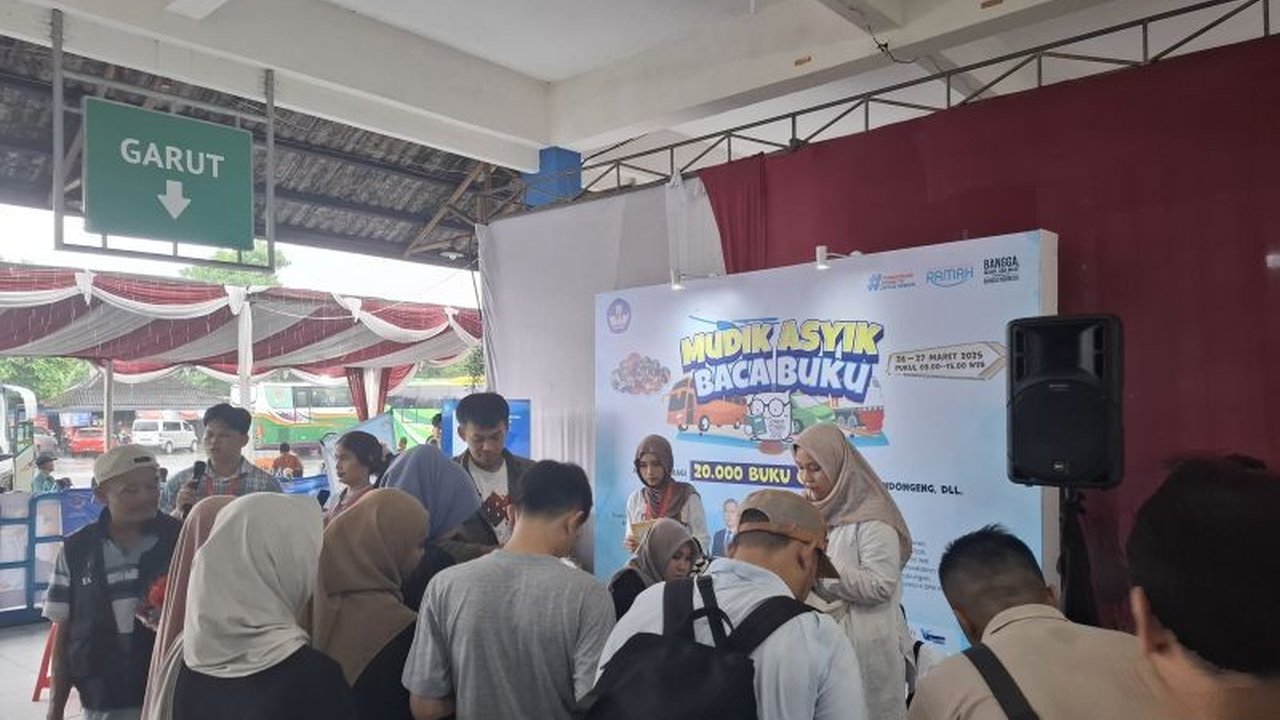 Program 'Mudik Asyik Baca Buku 2025' di Terminal Kampung Rambutan sukses besar; ribuan buku gratis habis dibawa pemudik, menunjukkan minat baca yang tinggi.