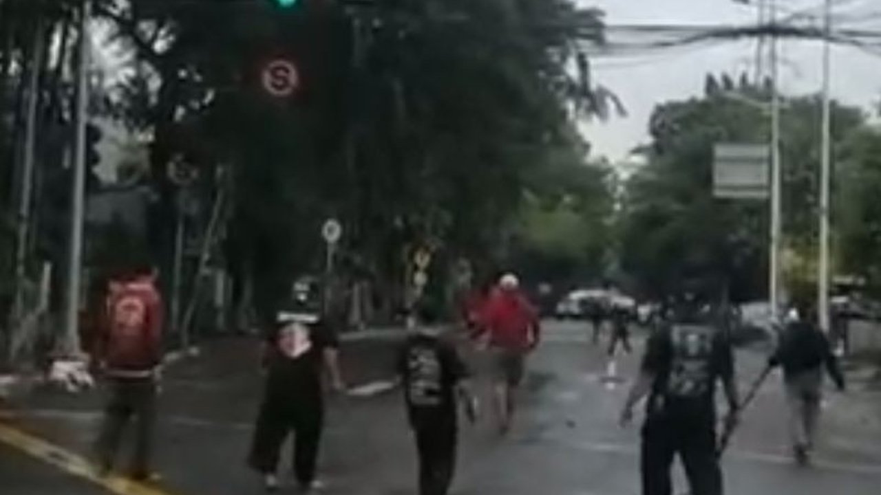 Polisi di Jakarta Utara masih menyelidiki penyebab bentrokan dua kelompok yang membawa senjata tajam di Kelapa Gading, Kamis sore, yang sempat membuat lalu lintas tersendat.