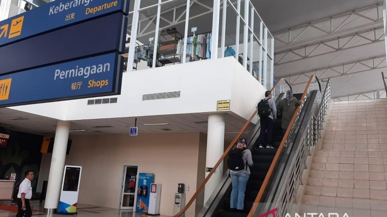 Gubernur Kepri, Ansar Ahmad, menyoroti lonjakan harga tiket pesawat jelang Lebaran 2025 dan mendesak pemerintah pusat untuk menetapkan batas harga tiket agar terjangkau masyarakat.