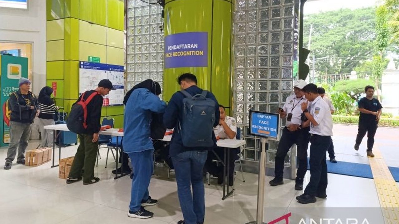 Teknologi pengenalan wajah kini hadir di Stasiun Gambir dan Pasar Senen, mempercepat proses boarding penumpang kereta api jarak jauh dan meningkatkan efisiensi layanan KAI.