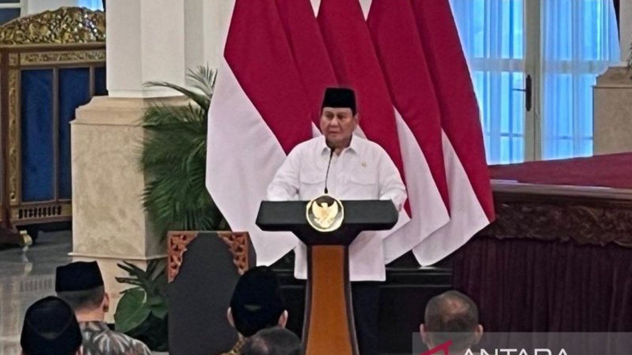 Presiden Prabowo Subianto dan Wakil Presiden Gibran Rakabuming Raka menyerahkan zakat melalui Baznas di Istana Negara, menekankan pentingnya berbagi untuk membantu sesama.