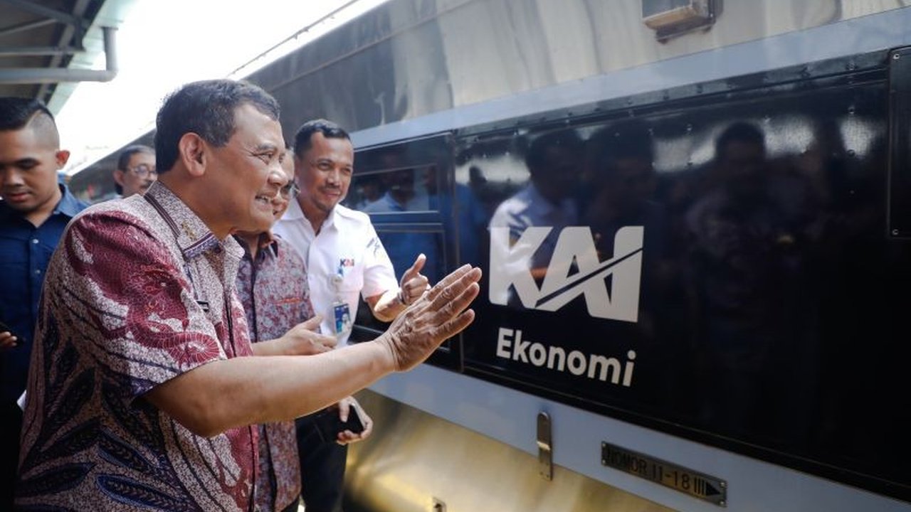 Gubernur Jawa Tengah, Ahmad Luthfi, melepas 1.111 pemudik yang menggunakan program mudik gratis via kereta api dari Stasiun Pasar Senen, Jakarta, menuju Jawa Tengah, sebagai bentuk bantuan bagi pekerja informal.