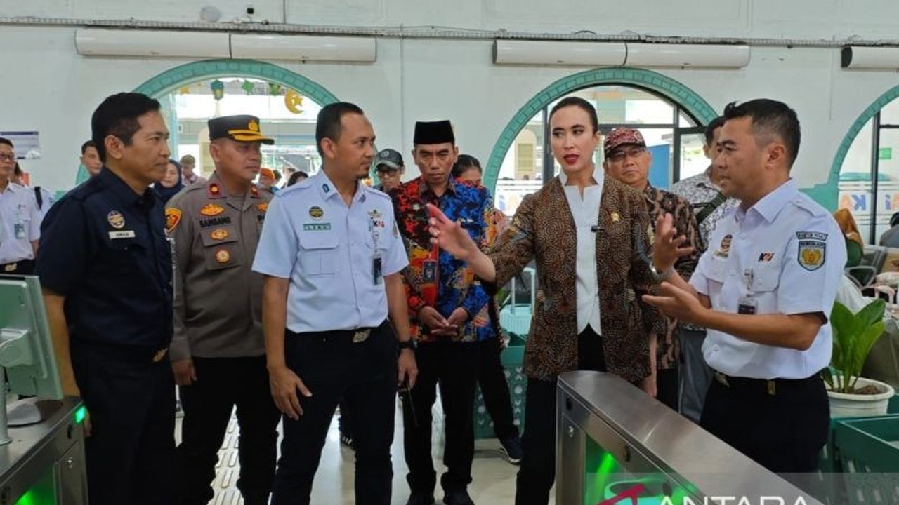 Menteri Pariwisata meninjau Stasiun Pasar Senen, memberikan imbauan kesehatan kepada pemudik Lebaran dan menekankan pentingnya menjaga kapasitas destinasi wisata.