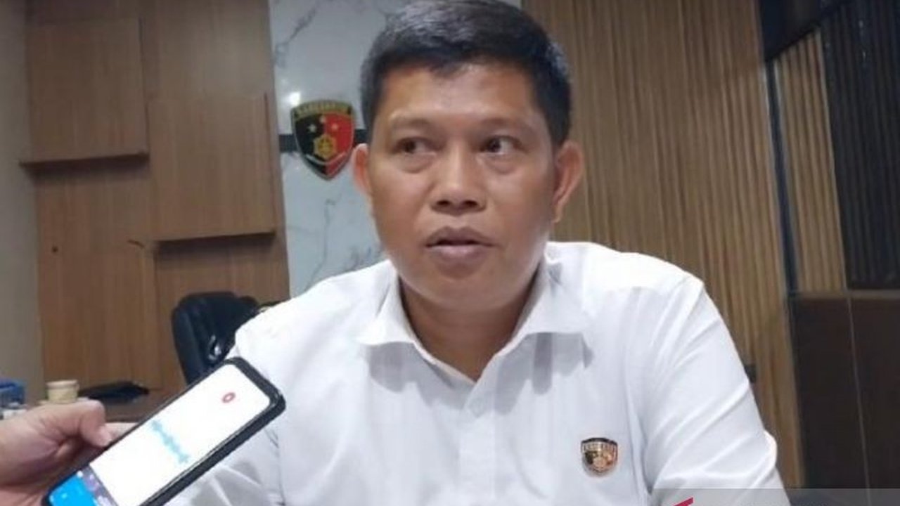 Seorang pria di Garut ditangkap polisi karena menganiaya anggota Satpol PP yang sedang berpatroli, insiden dipicu kesalahpahaman usai kecelakaan lalu lintas.