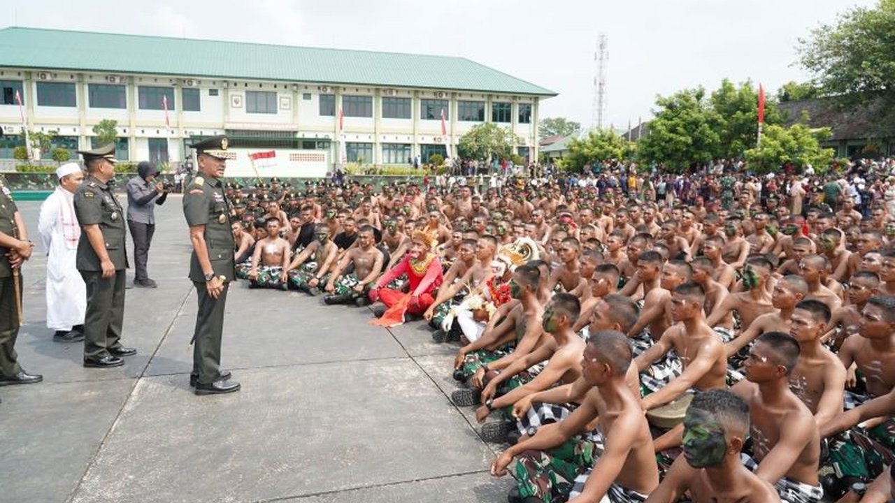 Pangdam IX/Udayana Mayor Jenderal TNI Muhammad Zamroni mengingatkan prajurit agar selalu menjunjung tinggi kemanusiaan dan menghindari tindakan yang menyakiti hati rakyat, serta menekankan pentingnya profesionalisme dan pengabdian.